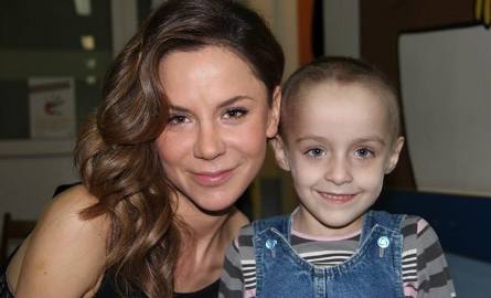 W szpitalu dzieci odwiedzają aktorzy i artyści. Izie udało się zobaczyć i porozmawiać między innymi z Natalią Lesz.