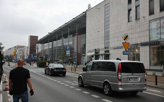 Kraków. Na Pawiej rządzi taxi beton. Inni taksówkarze są przeganiani, dochodzi do ostrych sporów i... nic się z tym nie da zrobić