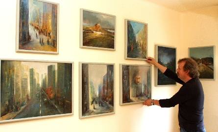 Ściany wszystkich pokoi zdobią obrazy autora, są chętnie kupowane w galeriach.
