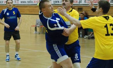 Z piłką Tomasz Kos zawodnik drużyny Oldboje Włoszczowa.