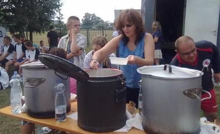 W organizację turnieju włączył się tarnobrzeski radny Stanisław Uziel, dzięki któremu  uczestnicy zjedli tradycyjną grochówkę i żurek. Na zdjęciu przerwa