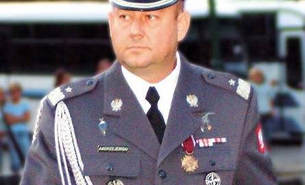 GEN. BRYG. PIL. ANDRZEJ ANDRZEJEWSKI Urodził się 19 maja 1961 roku. Był absolwentem Wyższej Oficerskiej Szkoły Lotniczej i Akademii Obrony Narodowej.