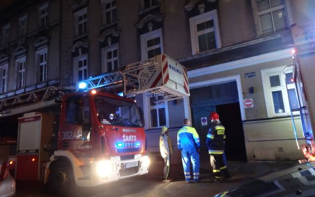 Poznań: Wybuch gazu na Jeżycach. Mieszkańcy bloku ewakuowani. Na miejscu działa straż pożarna [ZDJĘCIA]