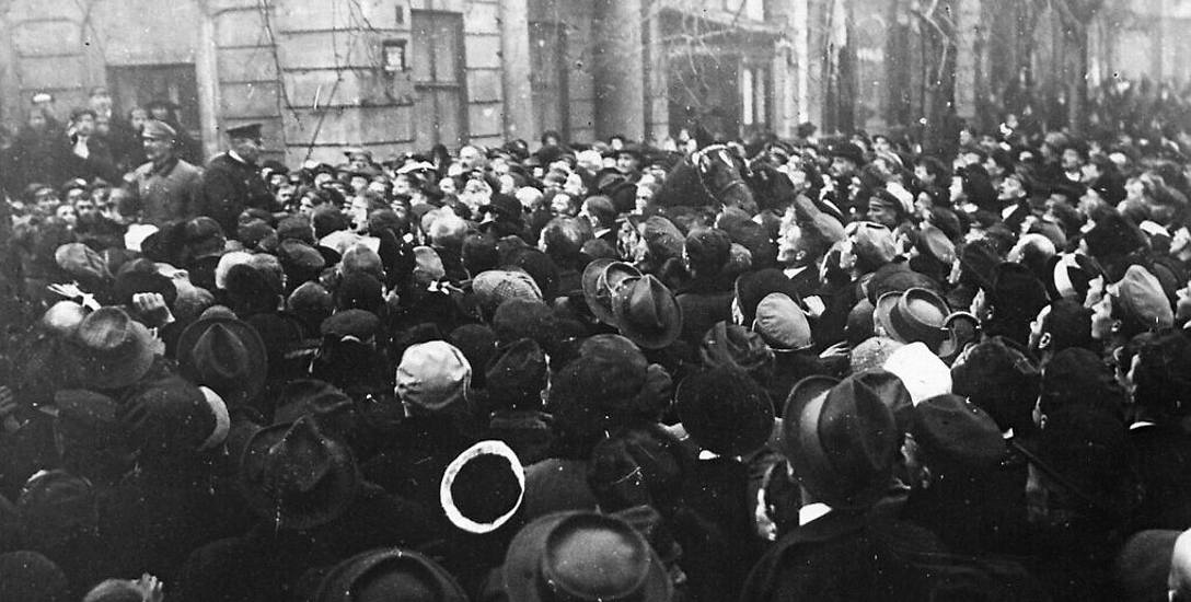 Józef Piłsudski przemawia do tłumów, 12 grudnia 1916 roku