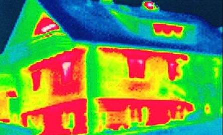 Tak wygląda zdjęcie nieocieplonego budynku wykonane kamerą termowizyjną. Obszary czerwone i pomarańczowe to miejsca, przez które ucieka ciepło.