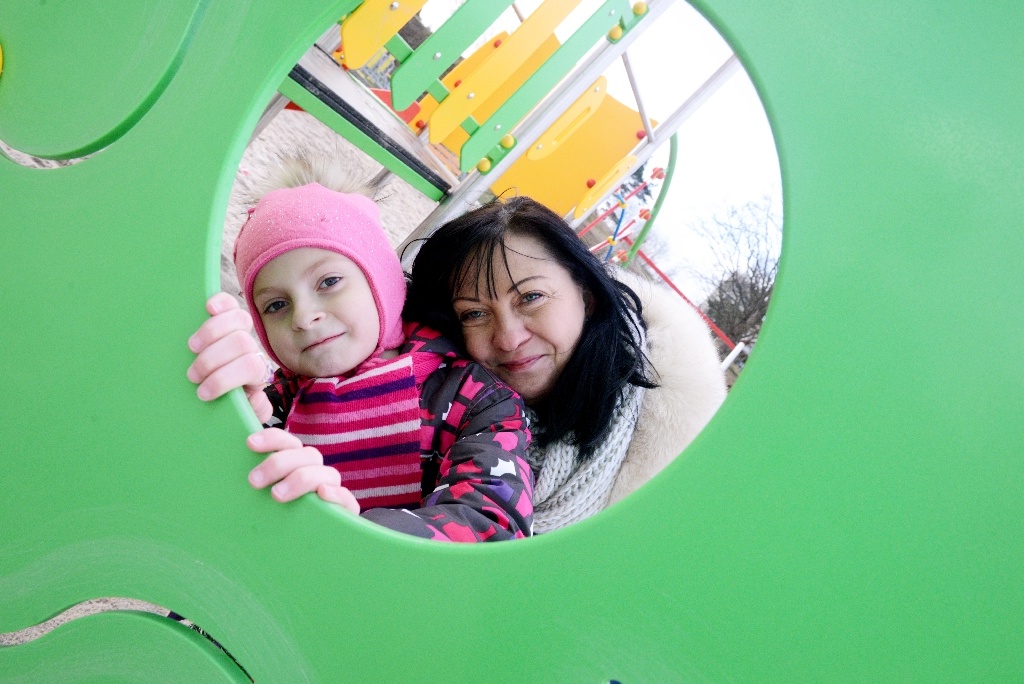Elżbieta Rychlik często przychodzi na plac zabaw ze swoją córeczką Dorotką. Dziewczynka najbardziej lubi koniki i zjeżdżalnię.