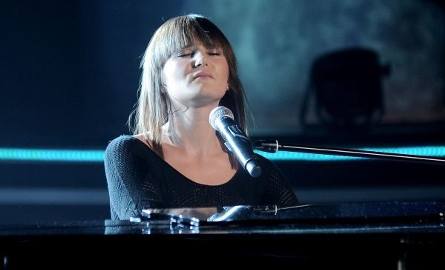 Kasia Lisowska w pierwszej części programu wykonała piosenkę „Kiedyś cię znajdę”, do której sama sobie akompaniowała.