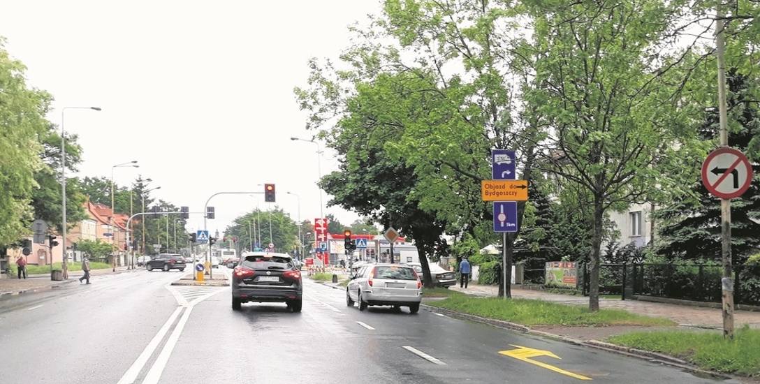 Na ulicy Szczecińskiej wprowadzono kolejną zmianę w organizacji ruchu. Teraz jest pas do jazdy prosto i drugi pas do skrętu w prawo w ulicę Kościuszki.