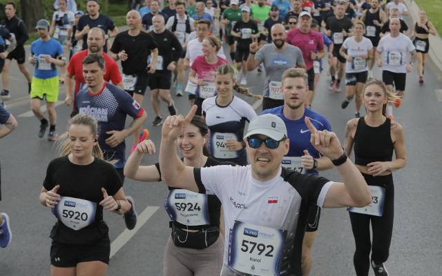 Uśmiechnięci, choć zmęczeni. Oto niesamowite zdjęcia biegaczy z 16. PKO Poznań Półmaratonu. Biegłeś? Znajdź się na zdjęciach w galerii!