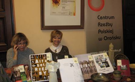 Stoisko Centrum Rzeźby Polskiej w Orońsku prócz wydawnictw oferuje ceramikę