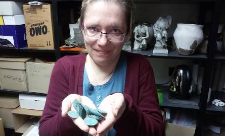 Archeolog z Muzeum Archeologicznego Środkowego Nadodrza Marlena Magda Nawrocka mówi, że monety muszą przejść teraz konserwację