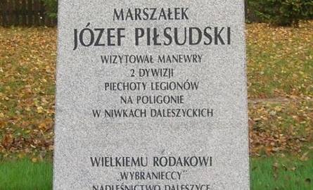 Granitowy obelisk z płaskorzeźbą stanął w miejscu, gdzie marszałek Józef Piłsudski odwiedził żołnierzy ćwiczących na poligonie w Niwkach.