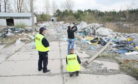 Sterty ważnych akt na dzikim wysypisku śmieci w Nowinach pod nadzorem policji (WIDEO)