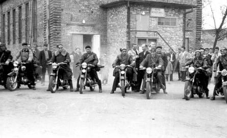 Starosielce, lata 50. XX w. Rajd motocyklowy biorący początek przed kinem Kolejarz.