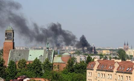Pożar w Radomiu. Czarny dym przesłania niebo (nowe zdjęcia Czytelnika)