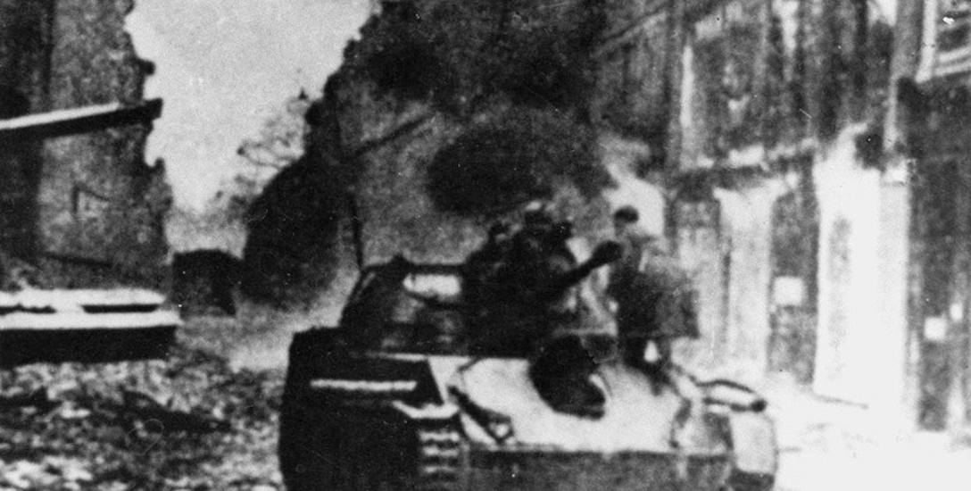Koszalin, 4 marca  1945 roku. Czołgi sowieckie na dzisiejszej ulicy Zwycięstwa. W tle widać ruiny domów i trawiące je pożary