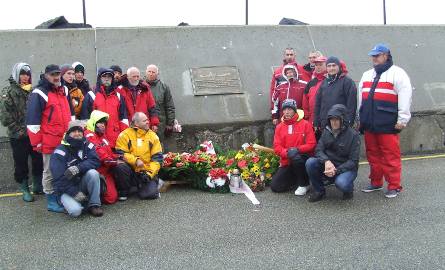 Rok temu podczas wyprawy Islandia' 2009 złożono na falochronie tylko kwiaty. To wówczas powstał pomysł upamiętnienia Brdy tablicą.