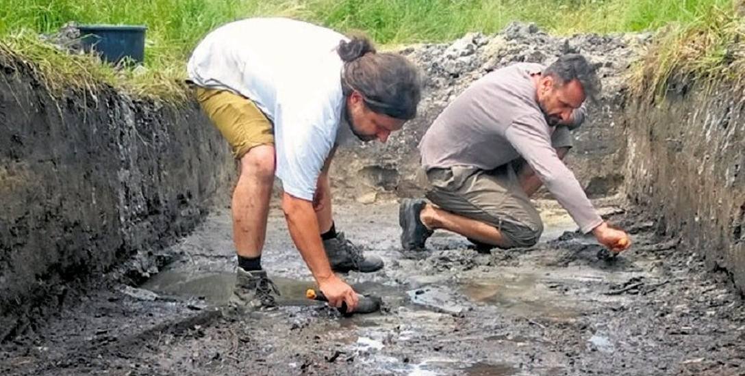 Archeolodzy Bartłomiej Gruszka i Arkadiusz Michalak mają nadzieję, że wyjaśnią zagadki grodu w Przytoku.