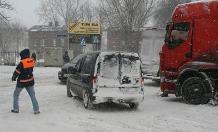 Zima zaatakowała Inowrocław. Na głównych ulicach długie korki i śniegu 