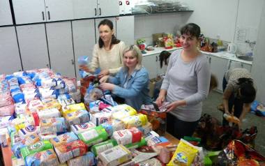 Pracownicy socjalni w trakcie przygotowywania paczek żywnościowych. Od lewej: Monika Opałka, Dorota Jędruch i Katarzyna Polniak. Dzięki zbiórce żywności