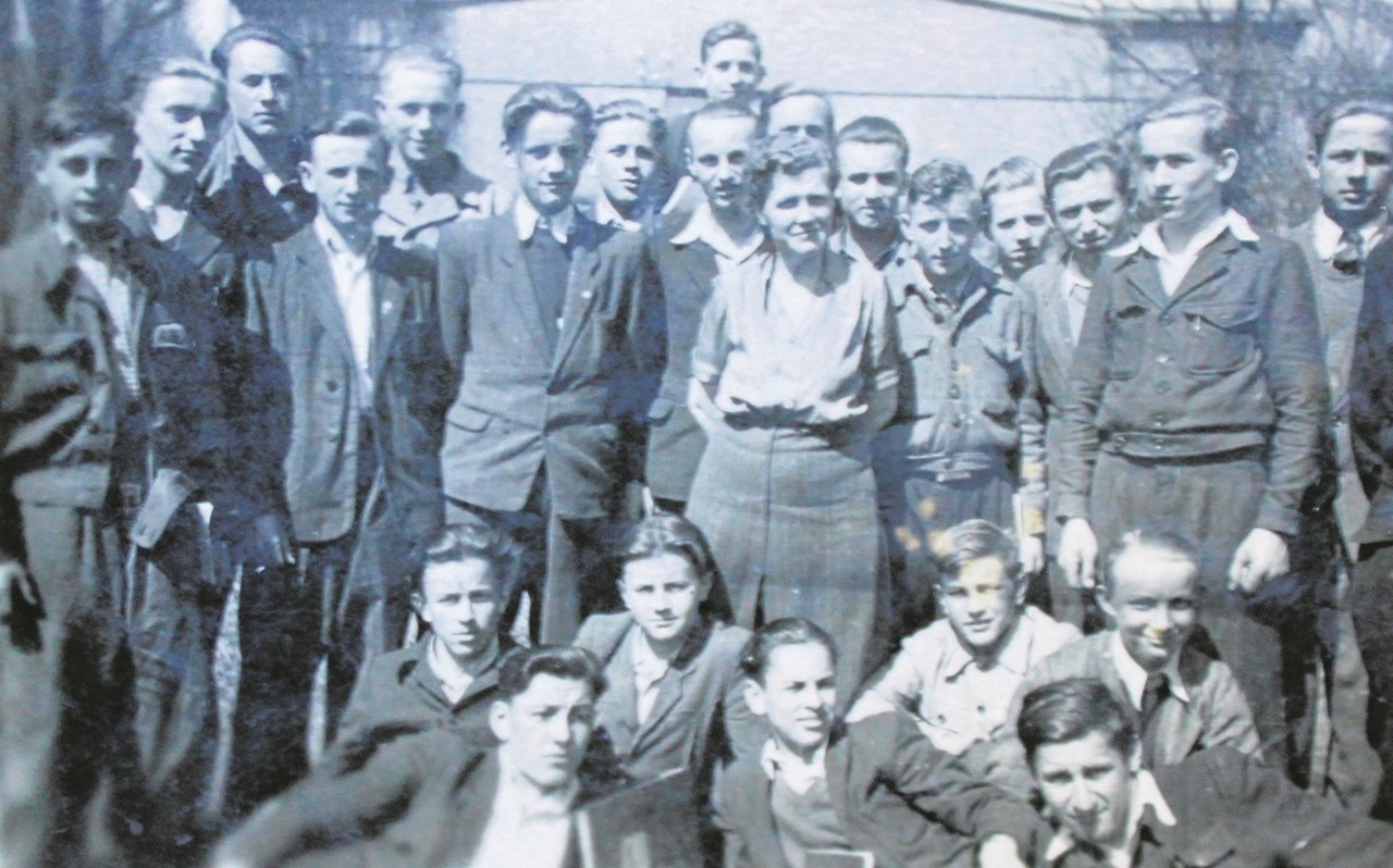 Pamiątkowe zdjęcie na zakończenie szkoły zawodowej przy ulicy Bema. Mieczysław Stawski stoi piąty od lewej.