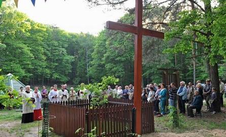 Poświęcono krzyż papieski na Siedmiu Żródłach w Oleśnie