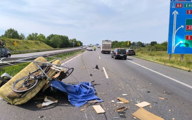 Wypadek dwóch aut na autostradzie A4. Osobówka uderzyła w przyczepę. Coraz dłuższe korki