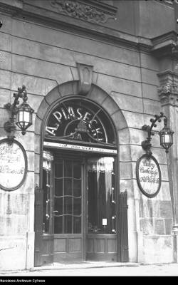 Wejście do cukierni Adama Piaseckiego, rok 1932.