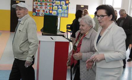 Ewa Kopacz pojawiła się w lokalu wyborczym ze swoją 82 - letnią mamą Krystyną Lis.