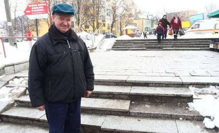 - Nie wiem jak miasto może pozwalać na to, żeby tak wyglądały schody i chodnik w miejscu, gdzie codziennie przewijają się setki osób – mówi Tadeusz Piwowarczyk,