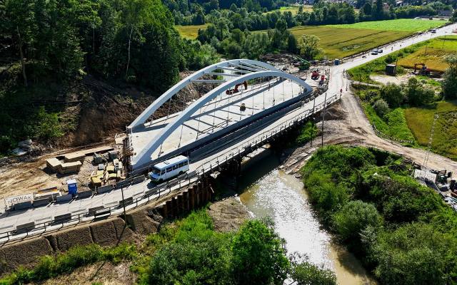 Koło Łapanowa na drodze wojewódzkiej nr 966 powstaje nowy most za 27 mln zł, został już podwieszony na konstrukcji nośnej. Zdjęcia