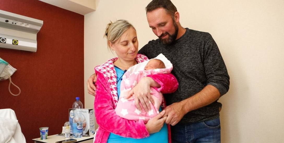 Szczęśliwi rodzice trzymają na rękach małą Milenkę. To dzięki pomocy policjantów dziewczynka urodziła się zdrowa. Być może w przyszłości sama zostanie