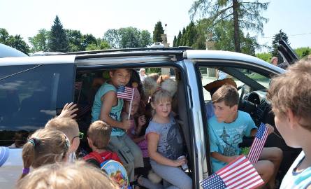 W piątek niepowtarzalny samochód wypróbowały dzieci uczestniczące w wakacyjnych zajęciach organizowanych przez konecką bibliotekę.