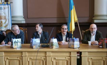 Fragment debaty „Jak mówić o czasach terroru” w auli Po-litechniki Lwowskiej – od lewej - Arsenij Roginskij –przewodniczący rosyjskiego „Memoriału”,