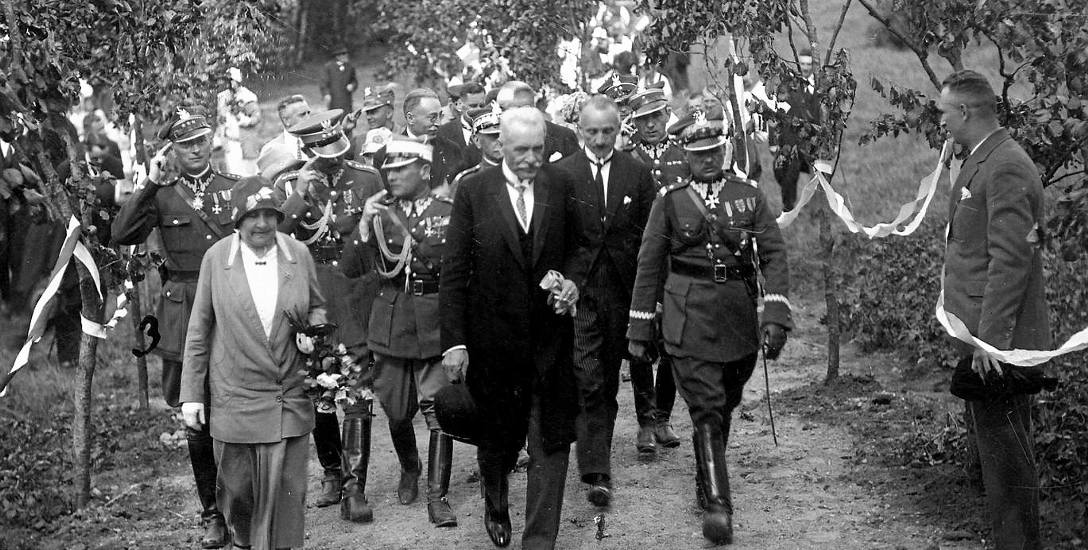 Pożegnanie prezydenta RP Ignacego Mościckiego w Chojnicach, sierpień 1927 r. Druga z lewej żona prezydenta Michalina Mościcka.