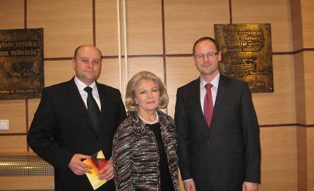 Gospodarze wieczoru:  Elżbieta Penderecka, prezydent Andrzej Kosztowniak i Robert Pluta, dyrektor Zespołu Szkół Muzycznych - z prawej.