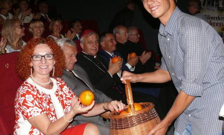 Kurator oświaty Małgorzata Muzoł otrzymała pomarańczę od włoszczowskich licealistów.