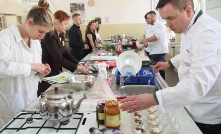 Szef kuchni Qubusa, Michał Markowicz w trakcie przygotowania tingler food.