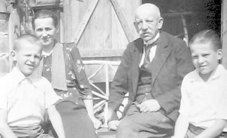 1941 rok, Marianka koło Mińska Mazowieckiego - miejsce wysiedlenia z Turu. Leon Śliwiński z żoną Jadwiga oraz synami: Antonim i Aleksandrem. Najstarszy