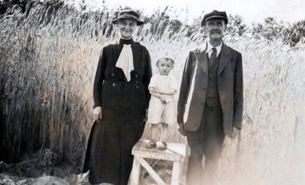 Lato 1939 roku. Urocze zdjęcie Franciszki i Roberta Schillerów z małą wnuczką Jadwigą. - A dwa miesiące później wybuchła wojna i cały świat się zawalił