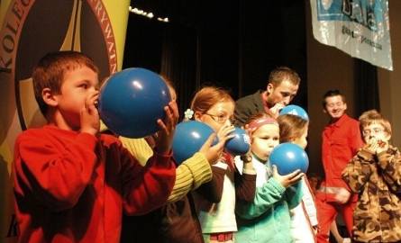 Konkurs sponsorski polegał na jak najszybszym nadmuchaniu balona. Nagrody wręcza Marzena Gawior z "Commercial Union" w Kielcach.