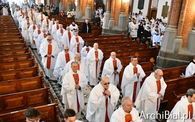 Msza Krzyżma w Archikatedrze Białostockiej. 260 kapłanów odnowiło swoje przyrzeczenia z dnia święceń