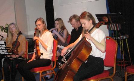 Grali uczniowie Szkoły Muzycznej w  Kozienicach. Na wiolonczeli gra Aleksandra Mierzejewska.