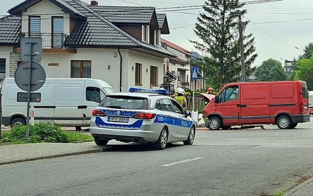 Zderzenie dwóch dostawczaków w Proszowicach. Poszkodowani kierowcy