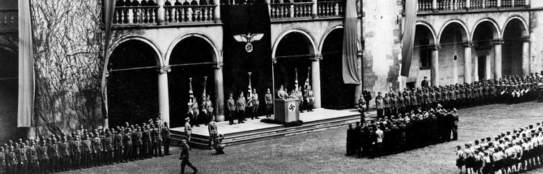 Obchody rocznicy urodzin Adolfa Hitlera na zamku na Wawelu - siedziba królów polskich została zajęta przez Hansa Franka. Rok 1941