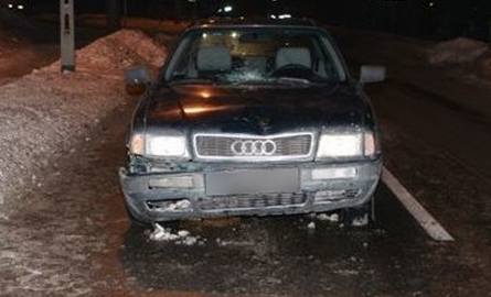 Audi potrąciło kobietę na przejściu (zdjęcia)
