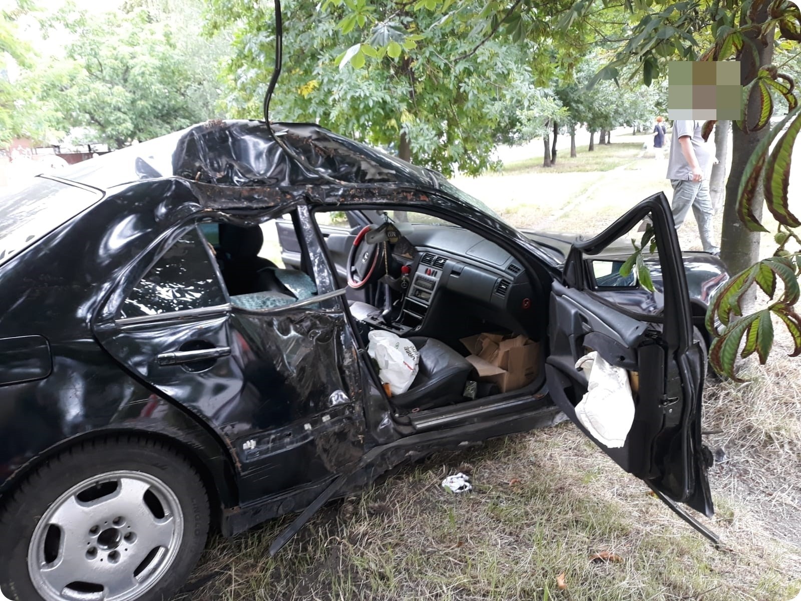 Wypadek na Zaporoskiej. Mercedes "koziołkował" i uderzył w