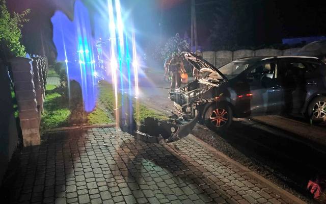 Nocny wypadek pod Krakowem. Samochód uderzył w betonowy przepust. Jedna osoba została ranna