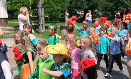Młodzi iłżanie uwielbiają przebierać się w kolorowe stroje, by pochwalić się nimi w korowodzie inaugurującym imprezę.