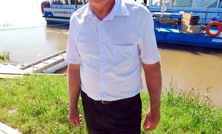 Tadeusz Prokop, właściciel statku wycieczkowego Maria jest uzależniony od stanu Wisły. Rzeka zbyt płytka i zbyt wysoka jest mu nie na rękę.